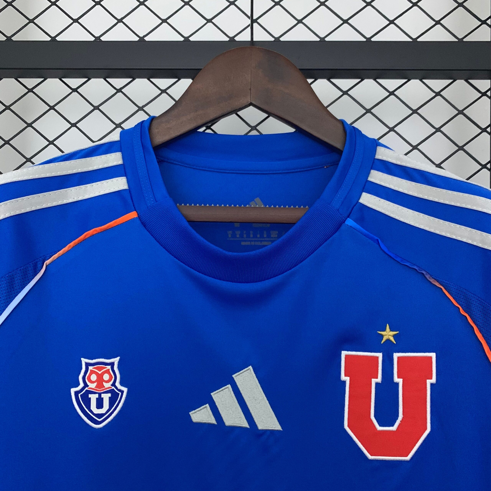 CAMISETA PRIMERA EQUIPACIÓN U. DE CHILE 2025 VERSIÓN FAN - Imagen 2