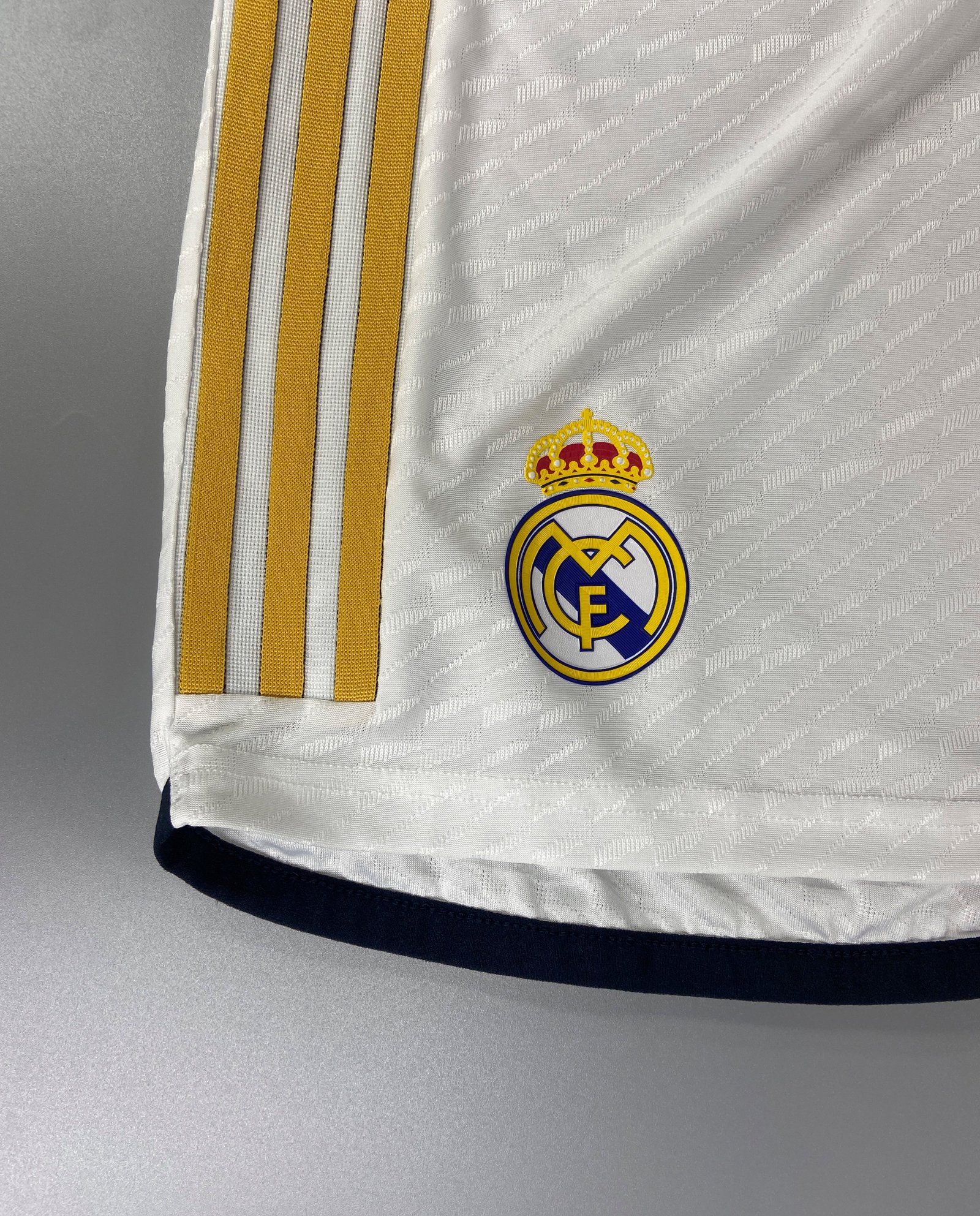 SHORTS PRIMERA EQUIPACIÓN REAL MADRID 23/24 VERSIÓN JUGADOR - Imagen 2
