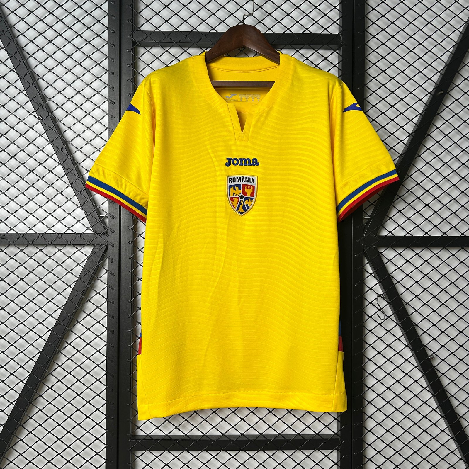 CAMISETA PRIMERA EQUIPACIÓN RUMANÍA 2025 VERSIÓN FAN