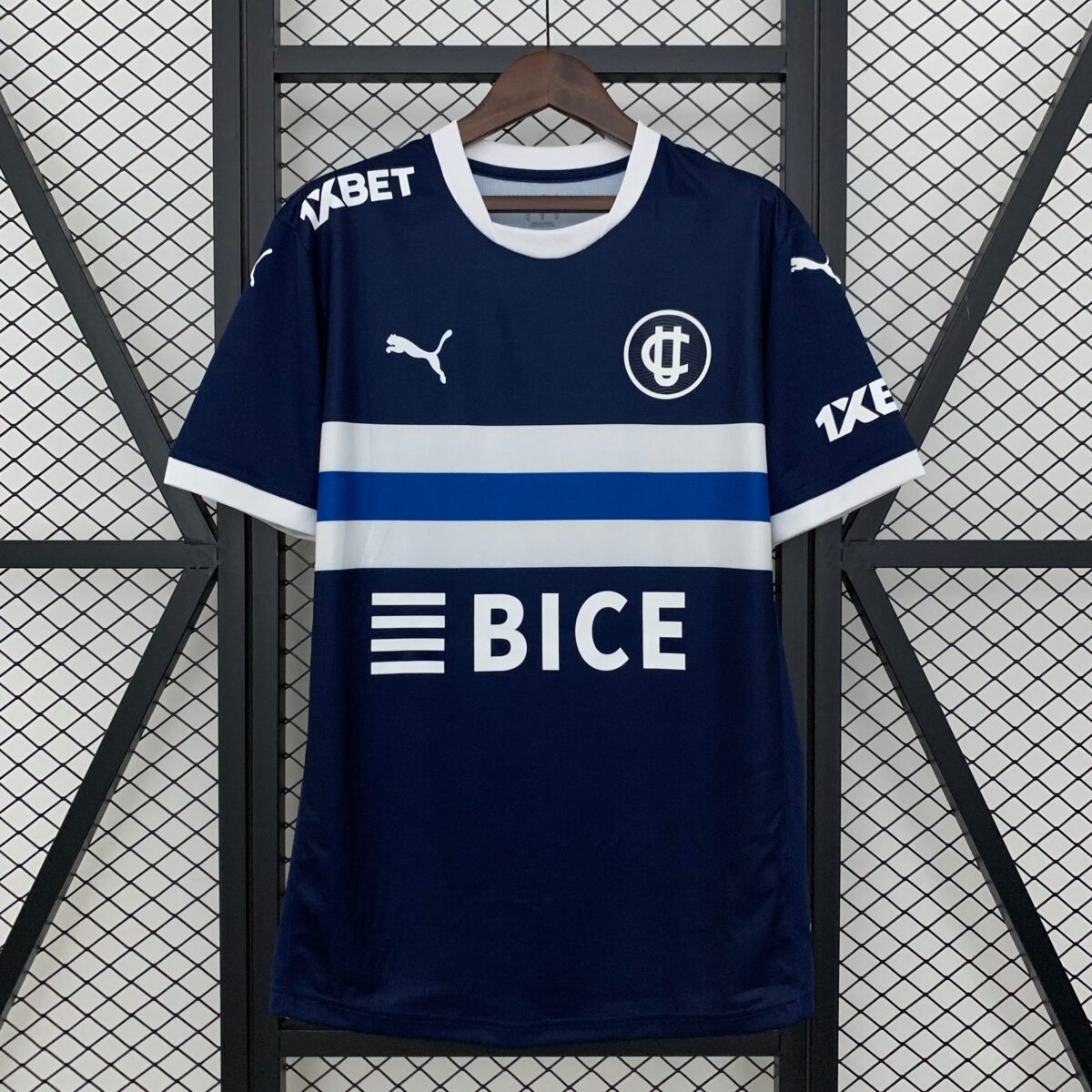 CAMISETA SEGUNDA EQUIPACIÓN U. CATÓLICA 2025 VERSIÓN FAN