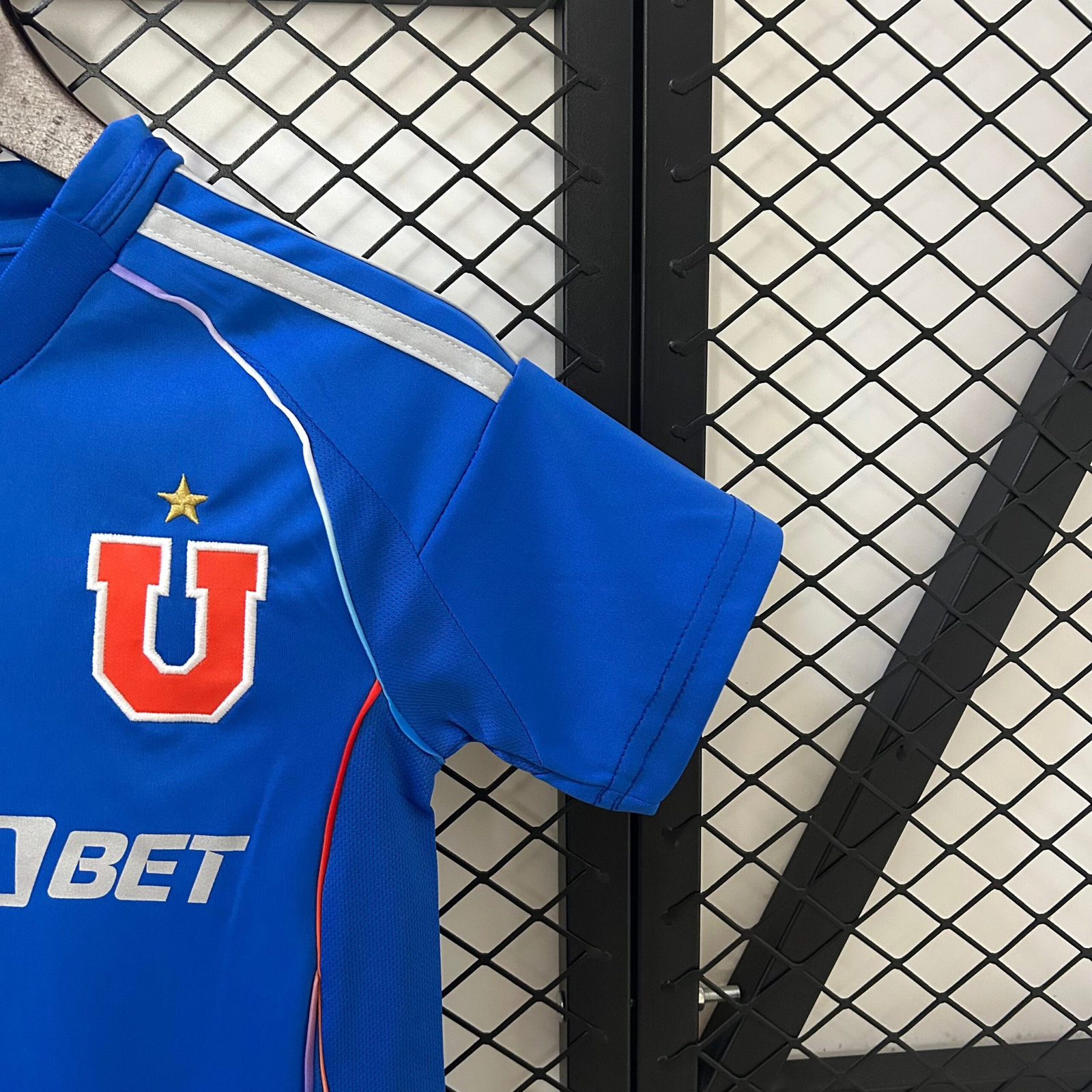 CAMISETA PRIMERA EQUIPACIÓN U. DE CHILE 2025 VERSIÓN INFANTIL - Imagen 3