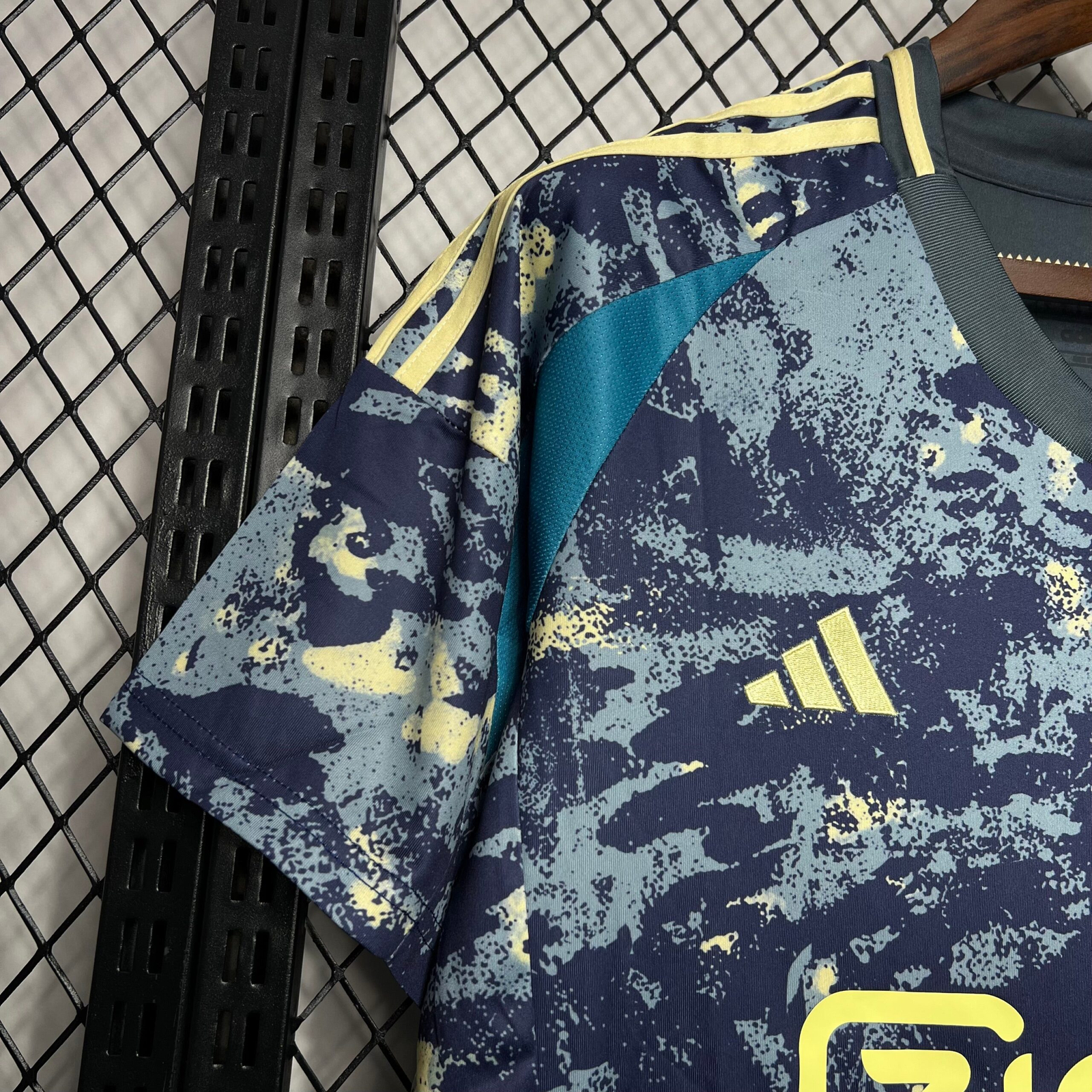CAMISETA SEGUNDA EQUIPACIÓN AJAX 24/25 VERSIÓN FAN - Imagen 2