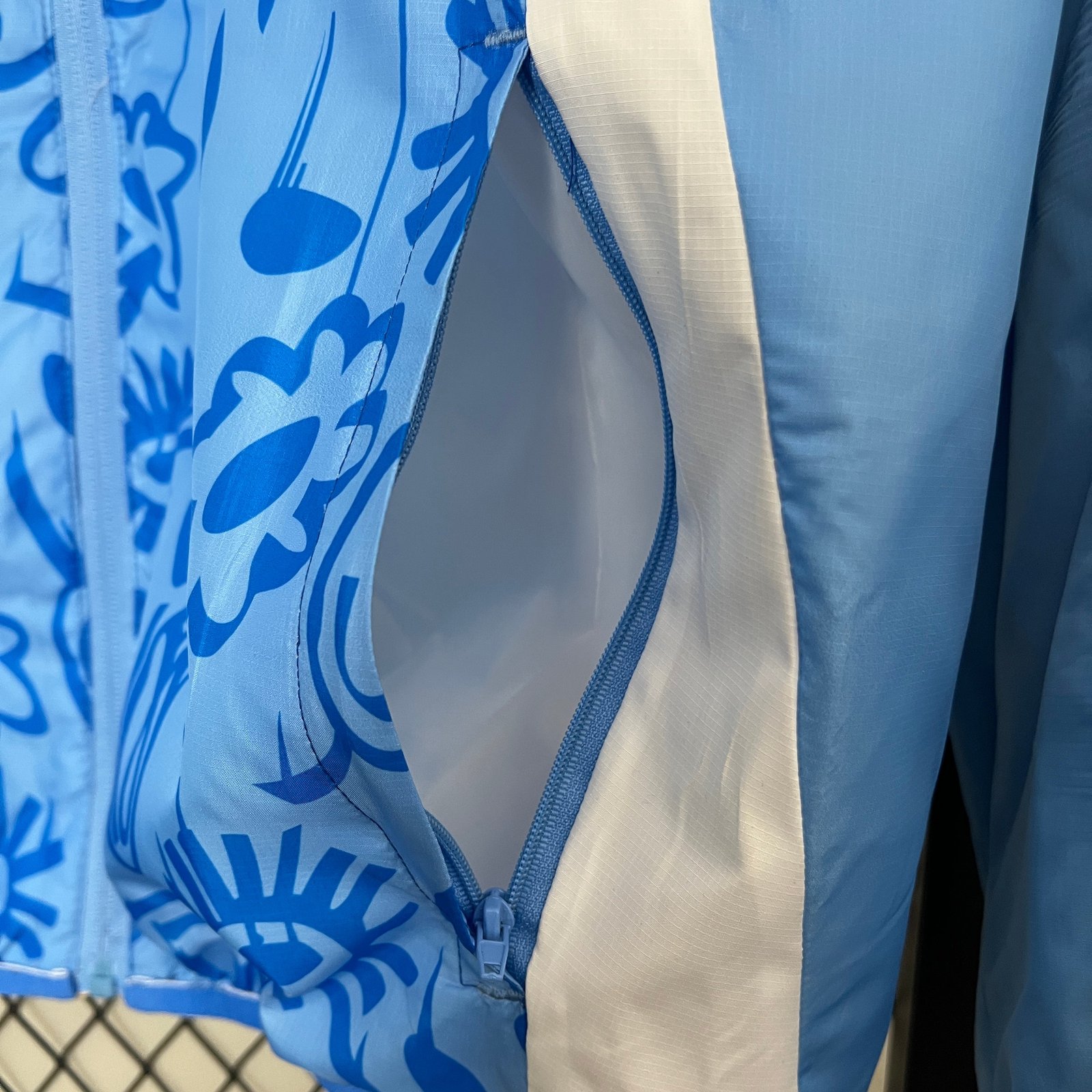 CORTAVIENTOS REAL MADRID REVERSIBLE - Imagen 6