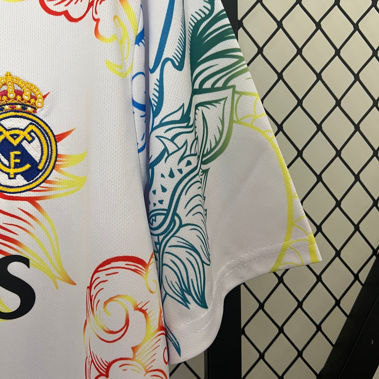 CAMISETA CONCEPTO REAL MADRID 24/25 VERSIÓN FAN - Imagen 5