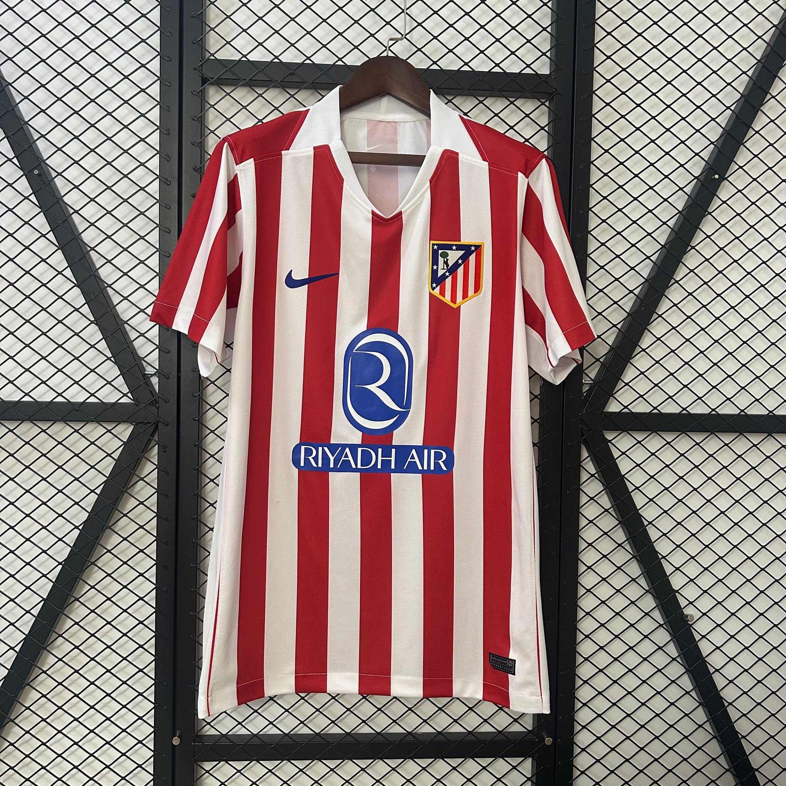 CAMISETA PRIMERA EQUIPACIÓN ATLÉTICO DE MADRID 25/26 VERSIÓN FAN