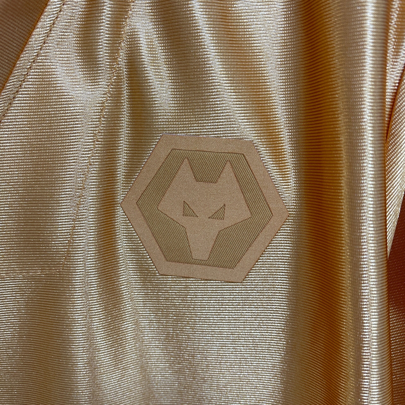 CAMISETA EDICIÓN ESPECIAL WOLVERHAMPTON 24/25 VERSIÓN FAN - Imagen 4