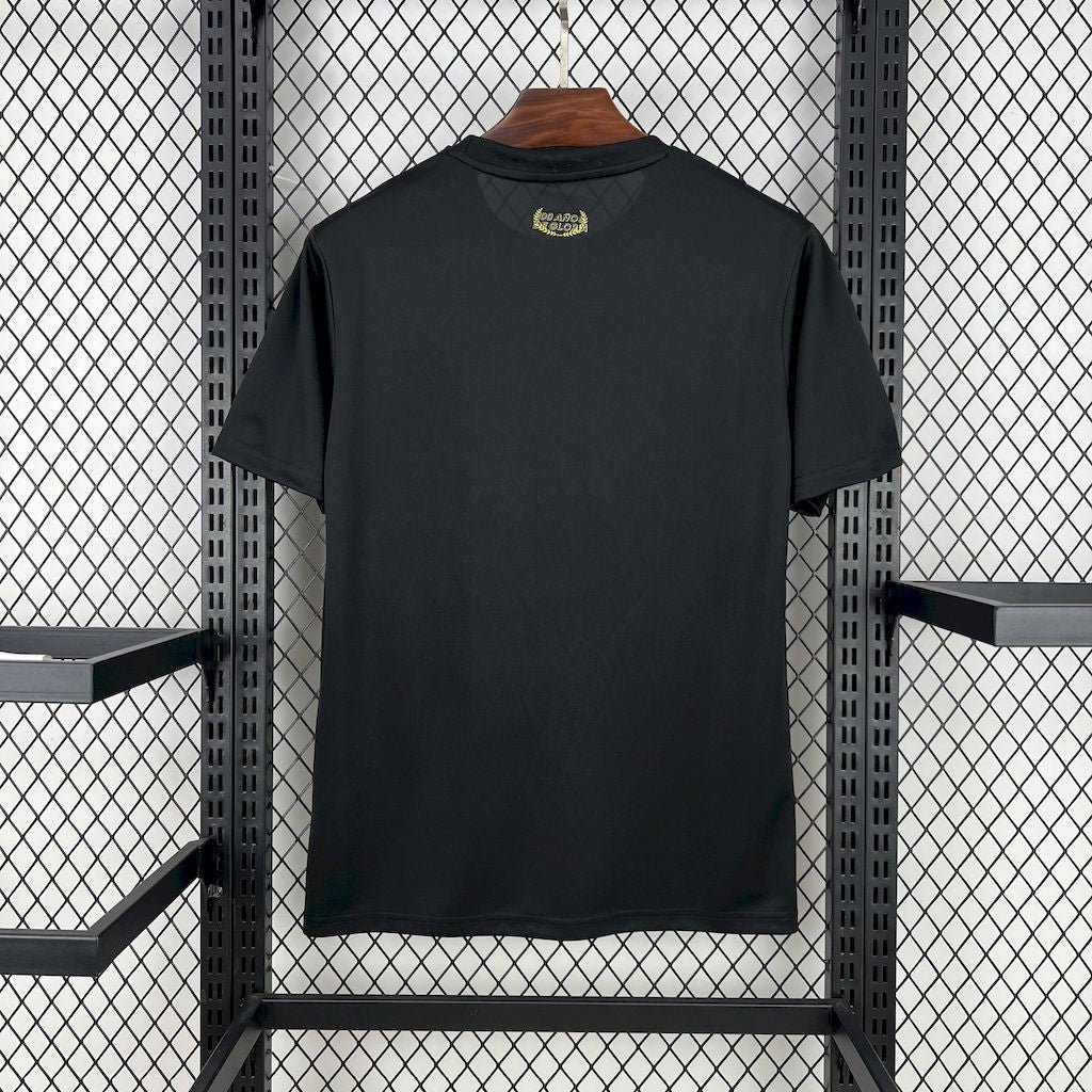 POLERA DE SALIDA CENTENARIO COLO COLO 2025 VERSIÓN FAN - Imagen 7