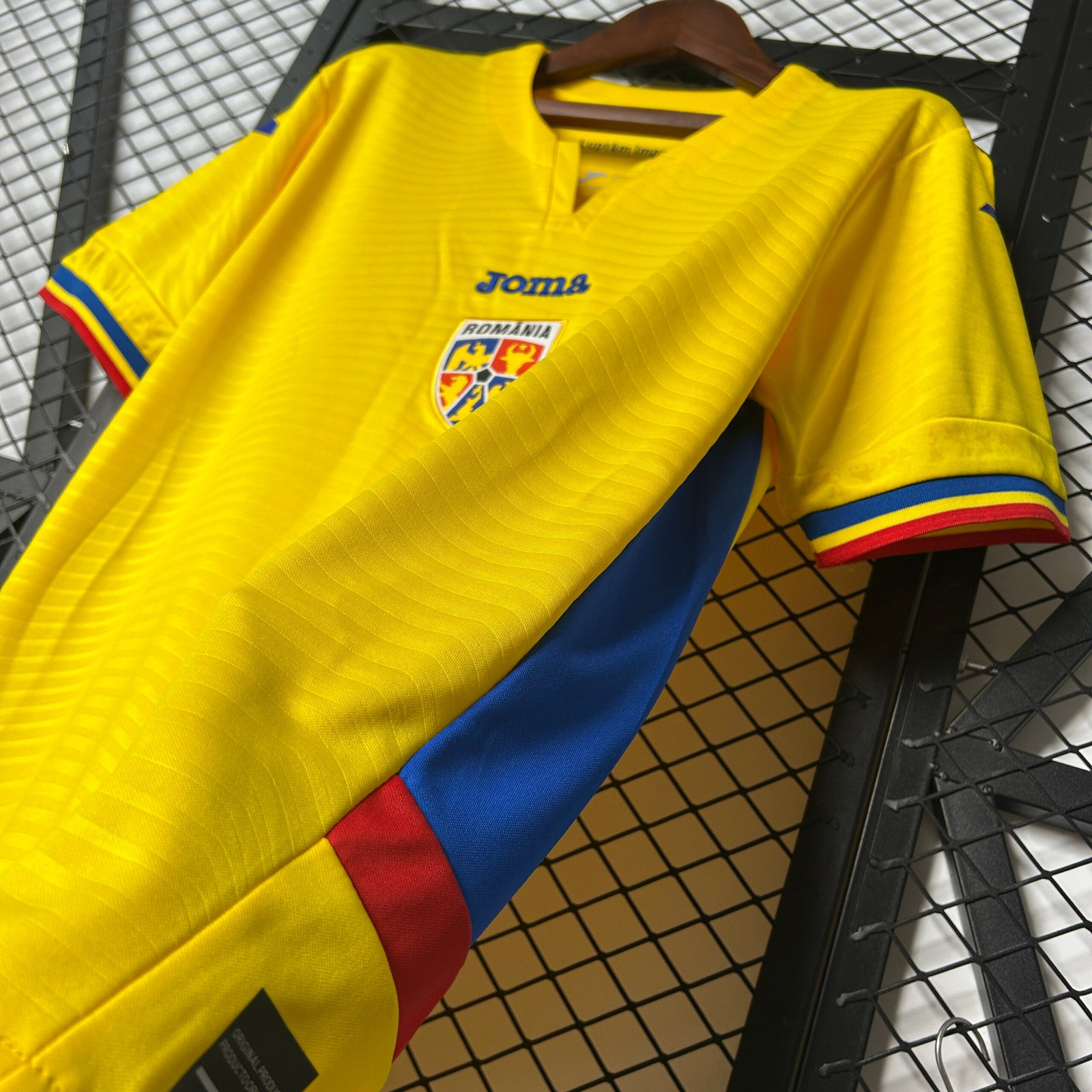 CAMISETA PRIMERA EQUIPACIÓN RUMANÍA 2025 VERSIÓN FAN - Imagen 5