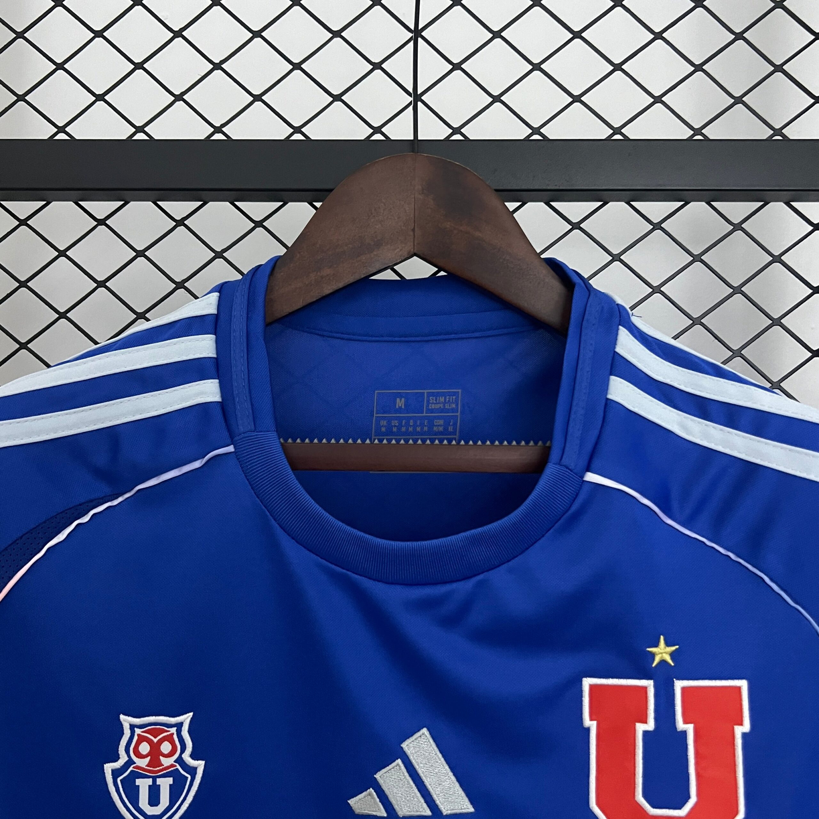 CAMISETA PRIMERA EQUIPACIÓN U. DE CHILE 2025 VERSIÓN FEMENINA - Imagen 2