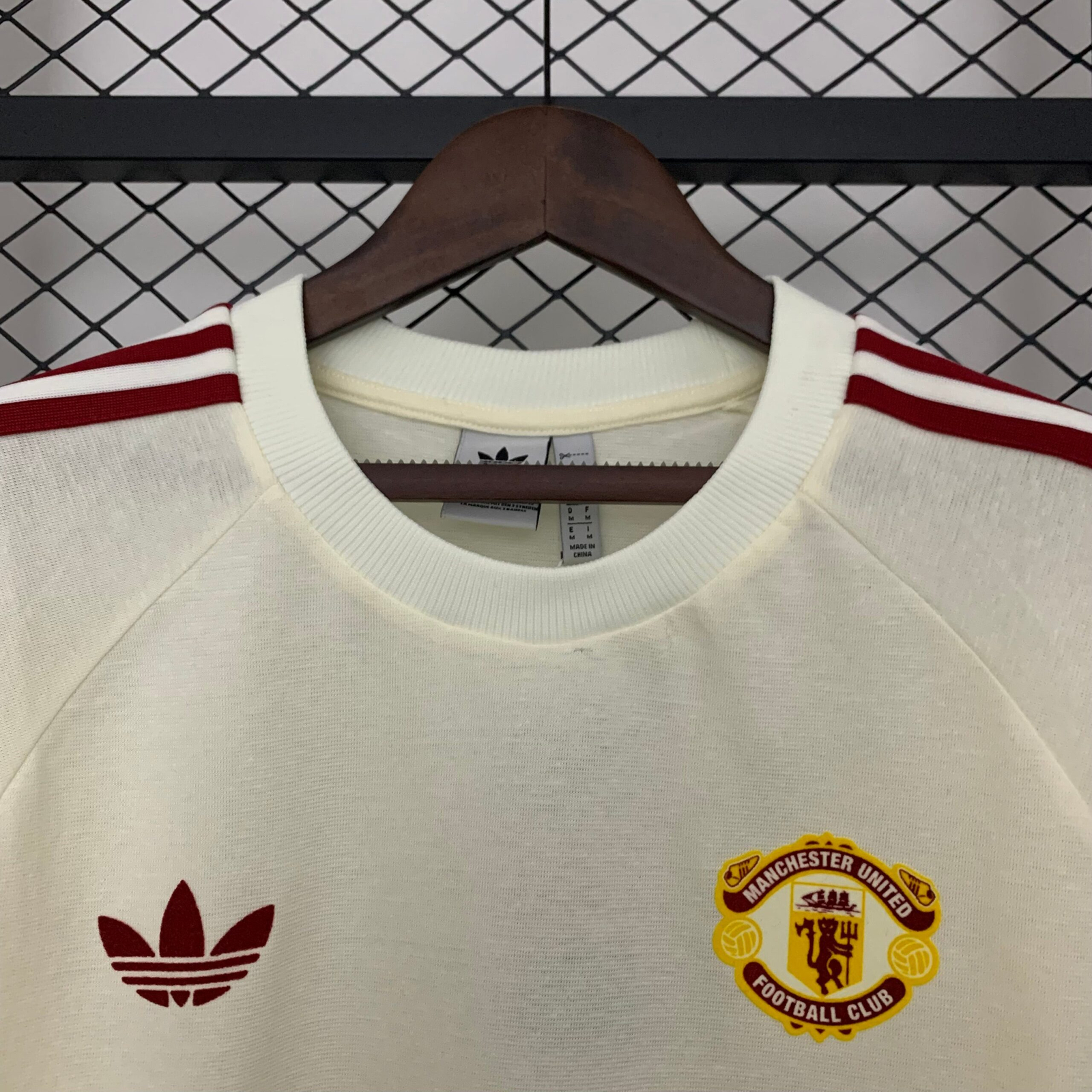 POLERA DE SALIDA MANCHESTER UNITED 24/25 VERSIÓN FAN - Imagen 2