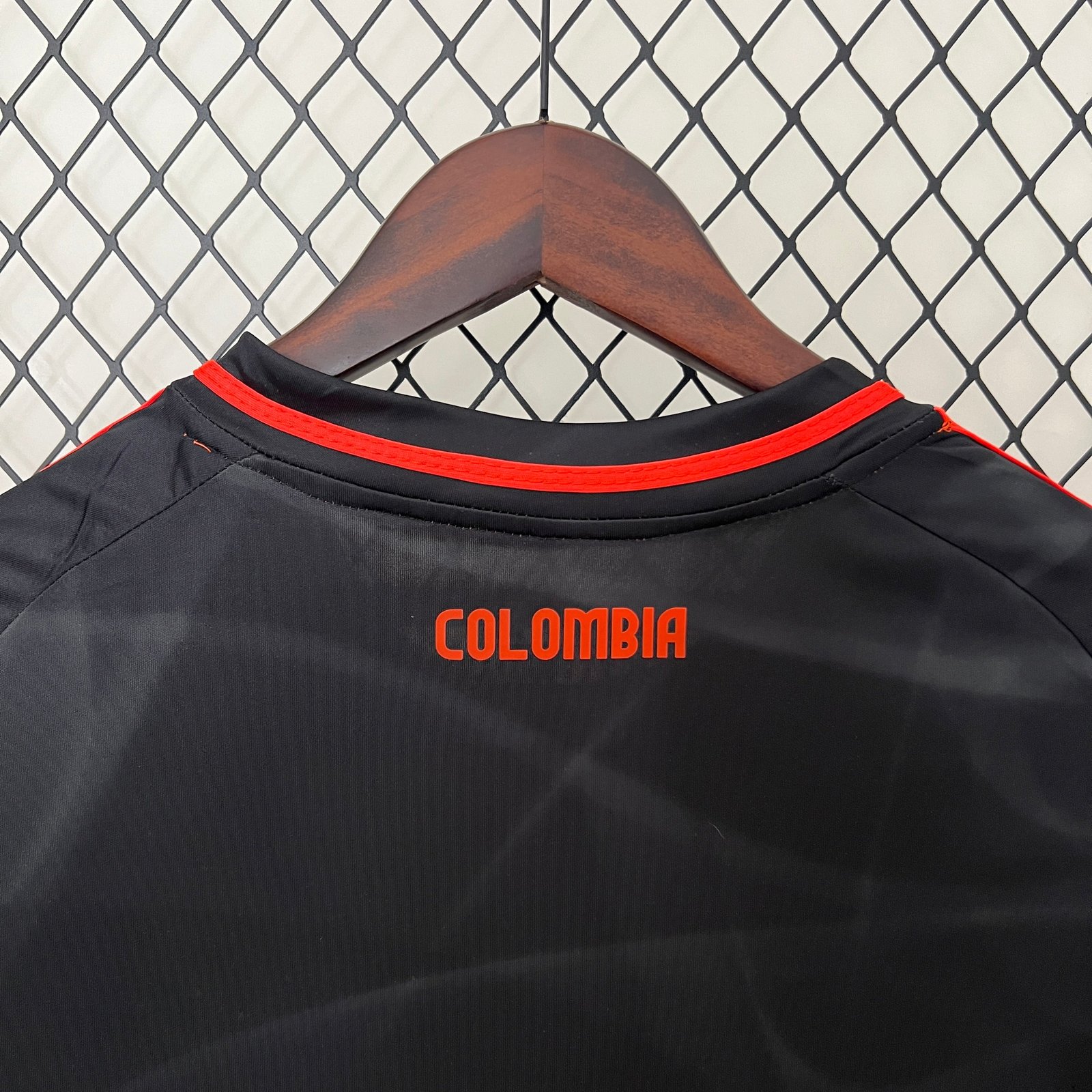 CAMISETA SEGUNDA EQUIPACIÓN COLOMBIA 2024 VERSIÓN FEMENINA - Imagen 8