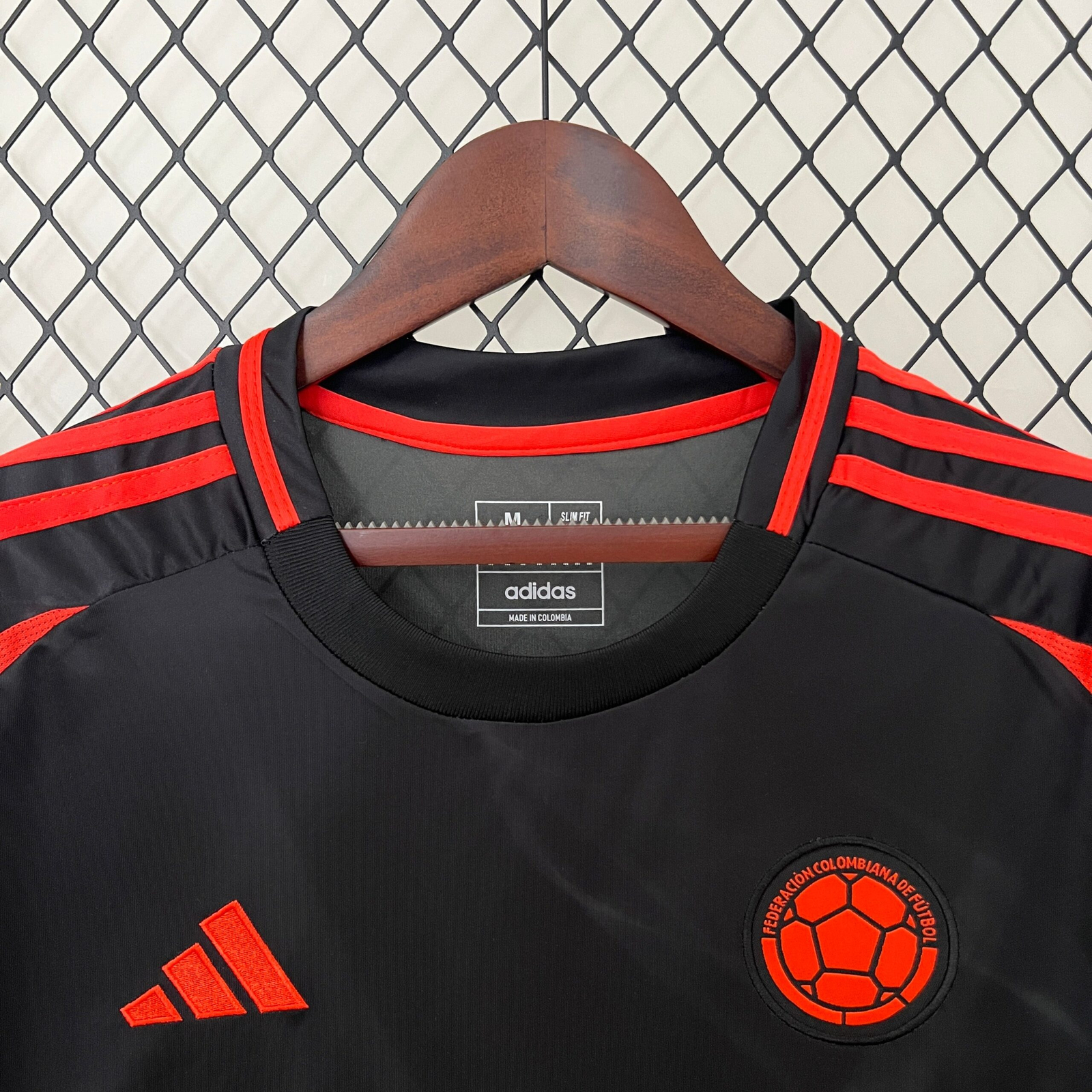CAMISETA SEGUNDA EQUIPACIÓN COLOMBIA 2024 VERSIÓN FEMENINA - Imagen 2