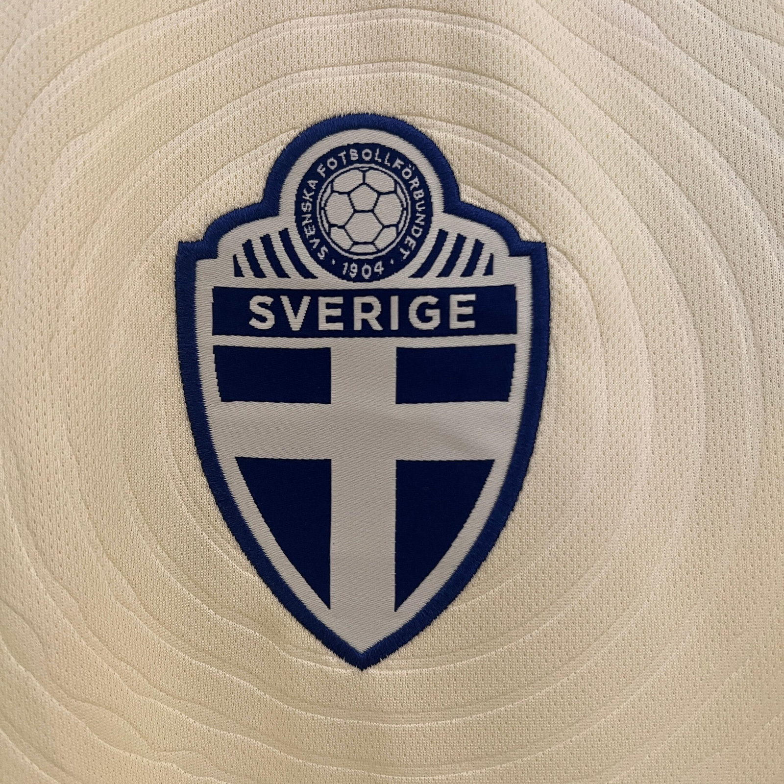 CAMISETA PRIMERA EQUIPACIÓN SUECIA 2024 VERSIÓN FAN - Imagen 4