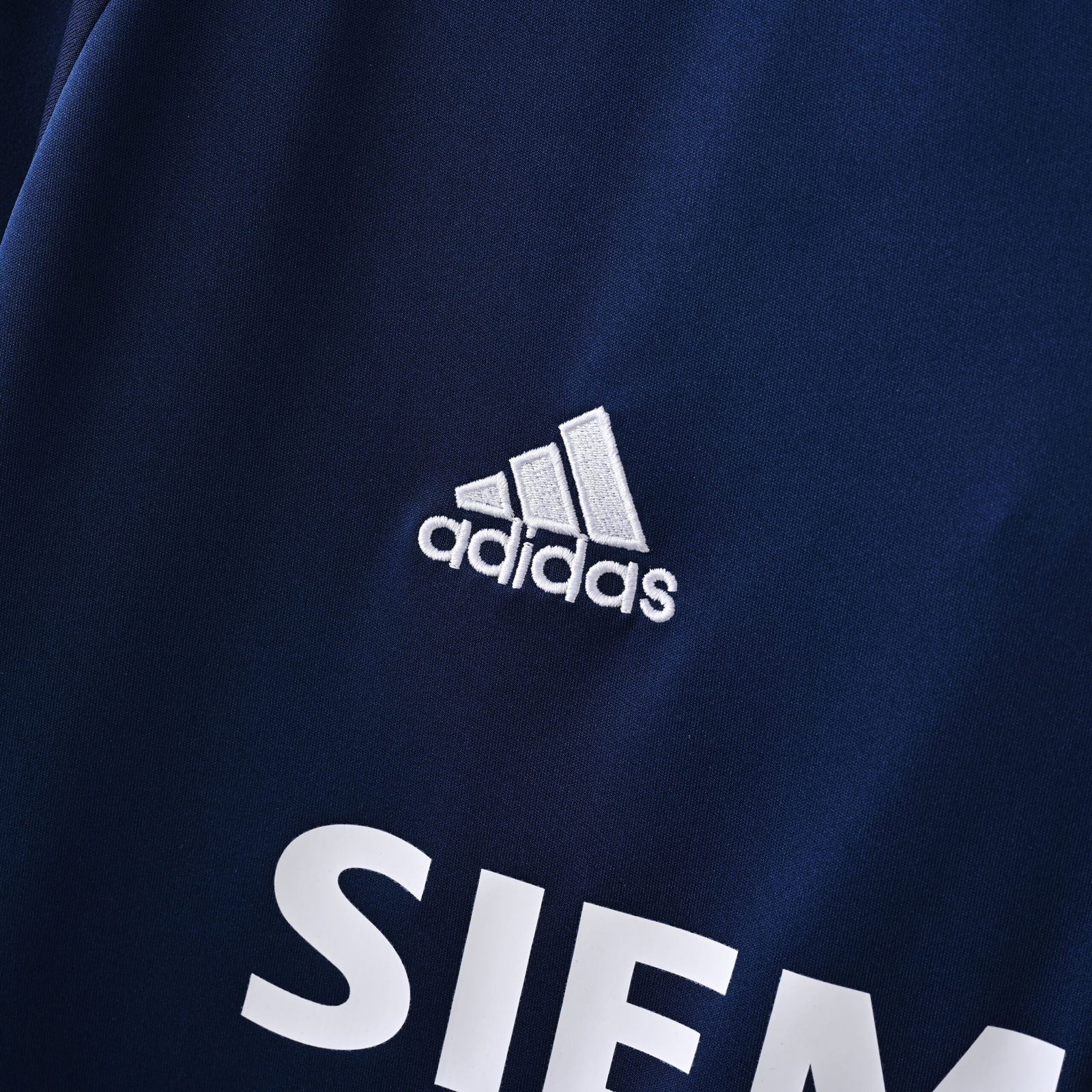 CAMISETA SEGUNDA EQUIPACIÓN REAL MADRID 2005/06 - Imagen 3