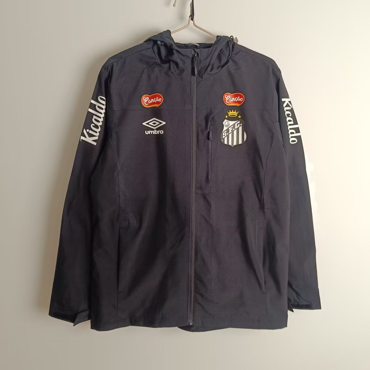CORTAVIENTOS RETRO SANTOS
