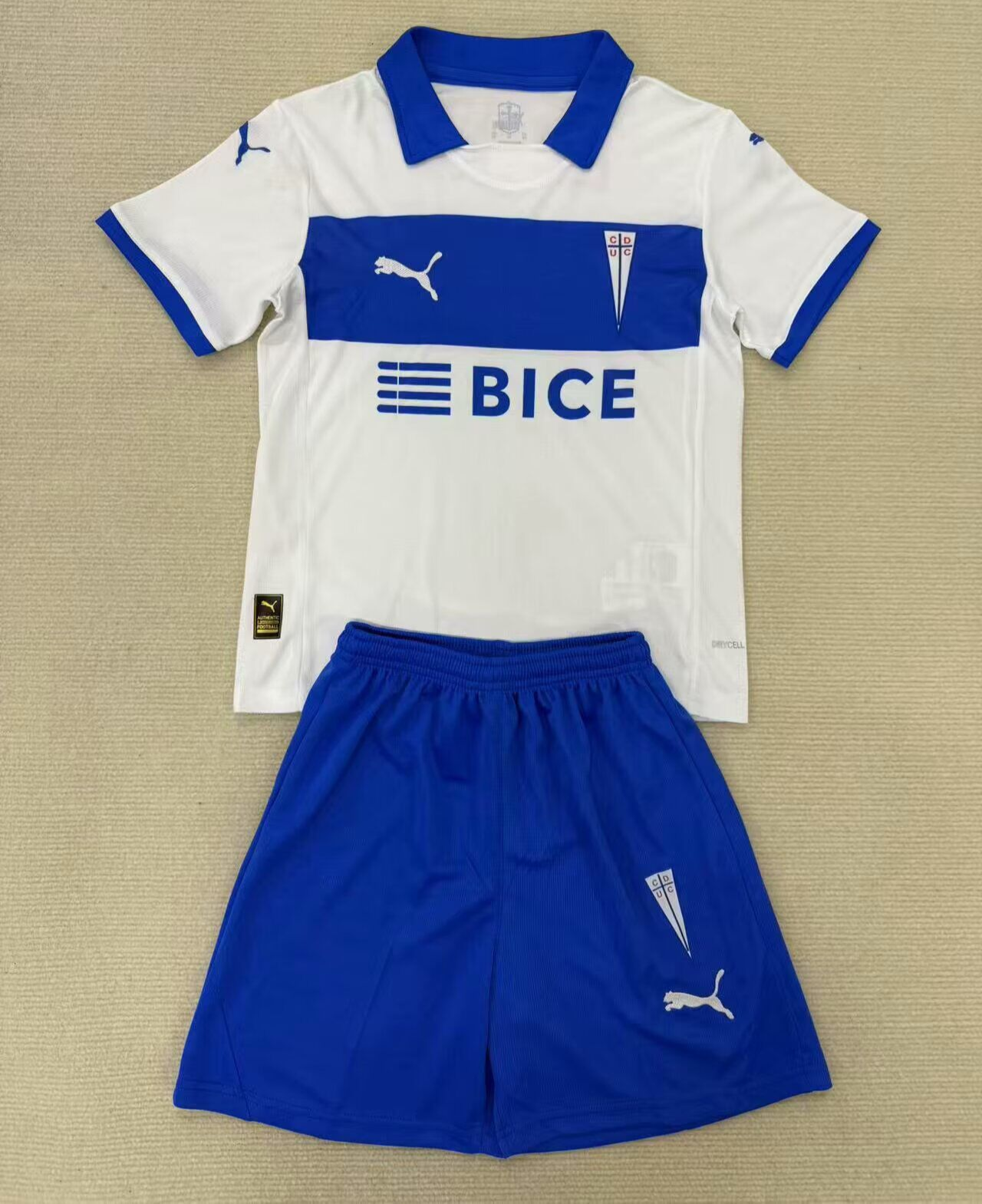 CAMISETA PRIMERA EQUIPACIÓN U. CATÓLICA 2025 VERSIÓN INFANTIL