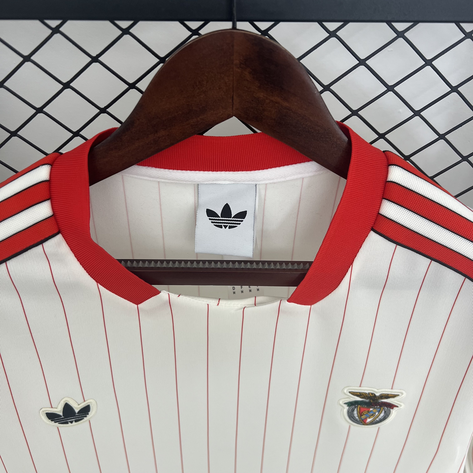 POLERA DE SALIDA BENFICA 25/26 VERSIÓN FAN - Imagen 2