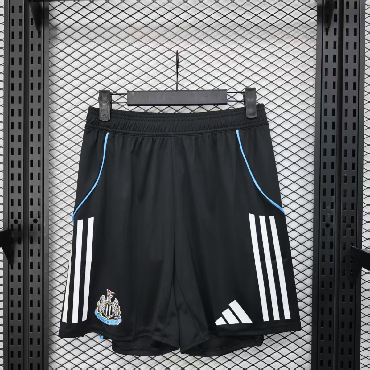 SHORTS PRIMERA EQUIPACIÓN NEWCASTLE 25/26 VERSIÓN JUGADOR