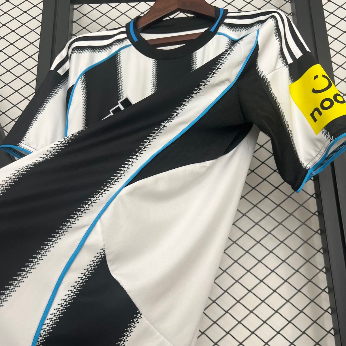 CAMISETA PRIMERA EQUIPACIÓN NEWCASTLE 25/26 VERSIÓN FAN - Imagen 6