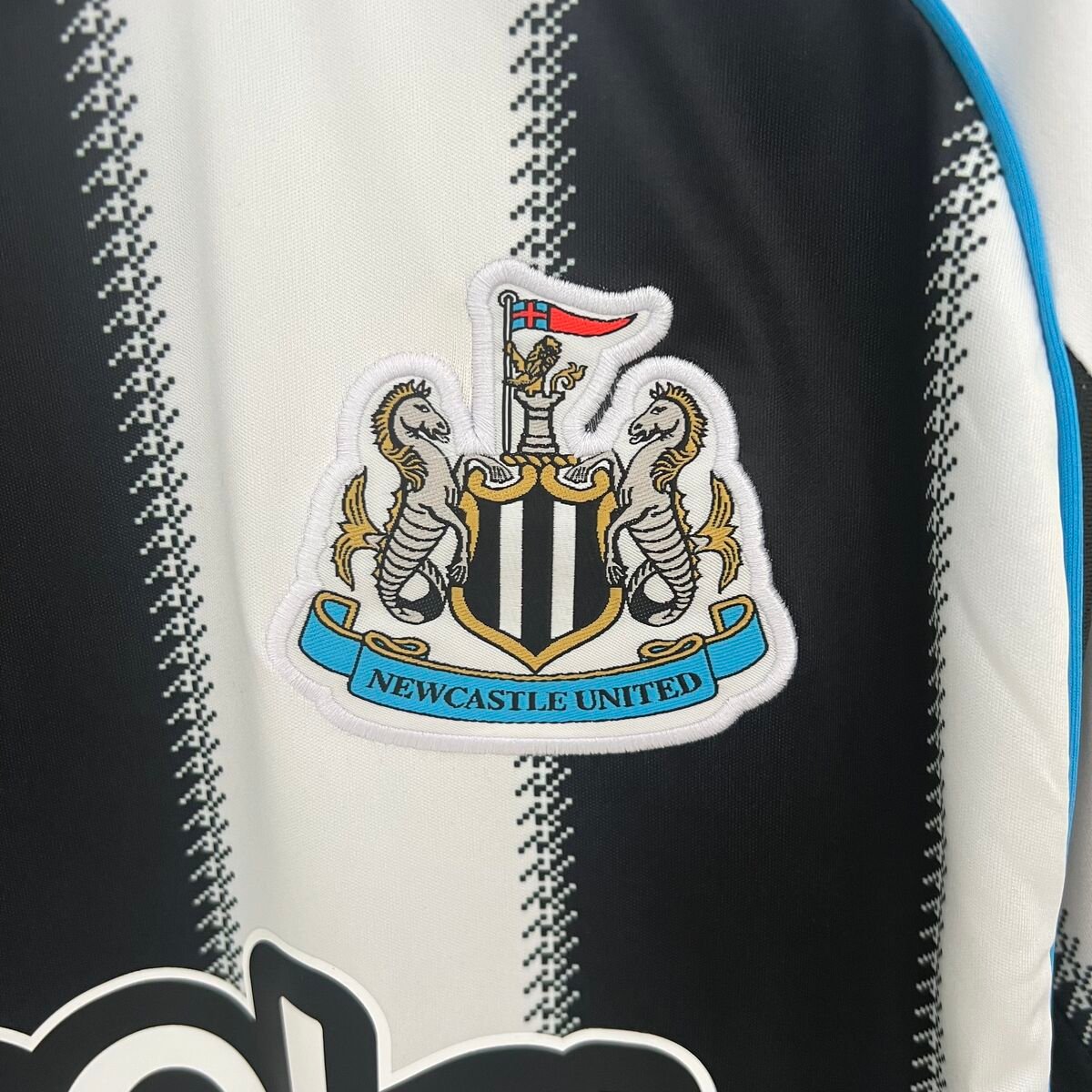 CAMISETA PRIMERA EQUIPACIÓN NEWCASTLE 25/26 VERSIÓN FAN - Imagen 4
