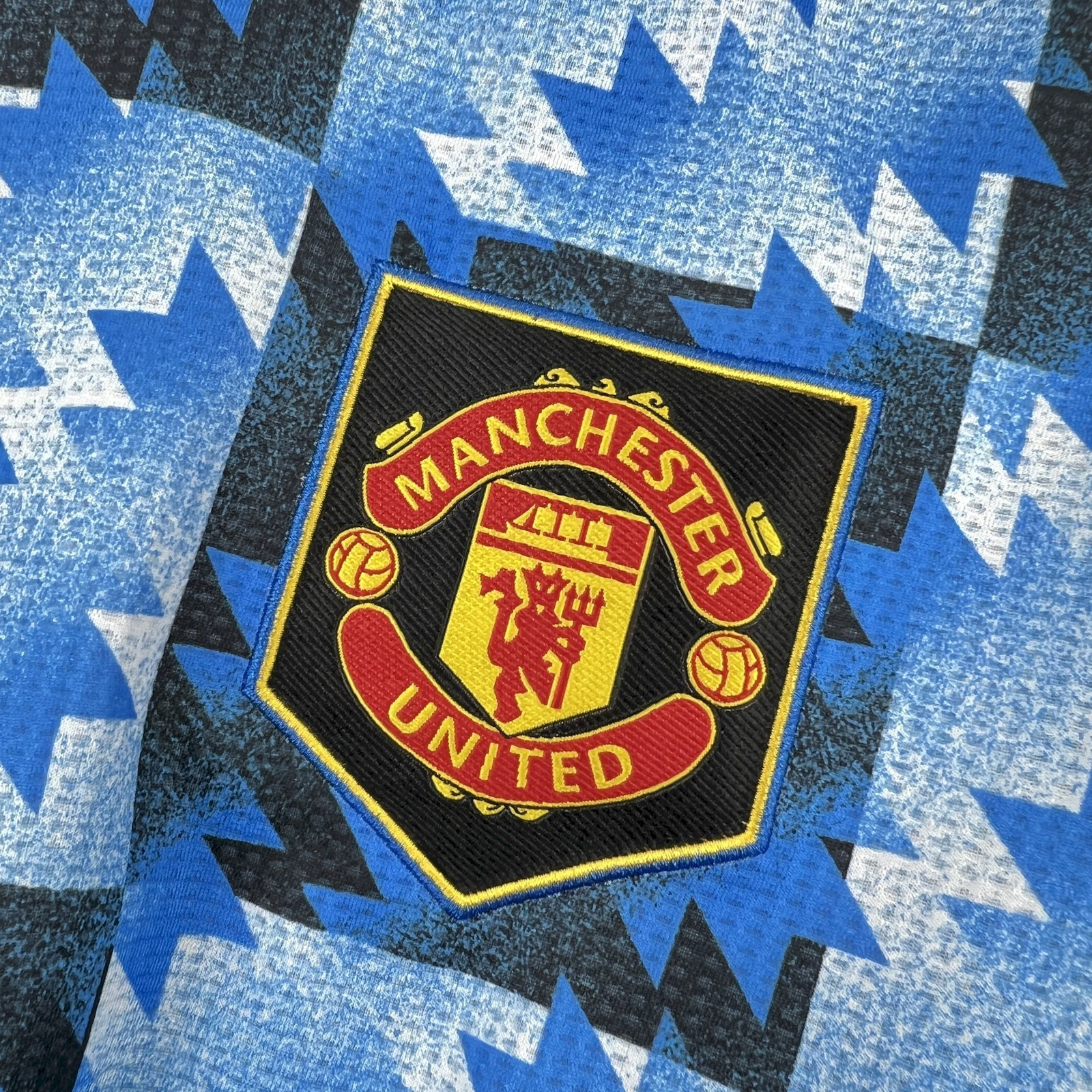 POLERA DE SALIDA MANCHESTER UNITED 25/26 VERSIÓN FAN - Imagen 3