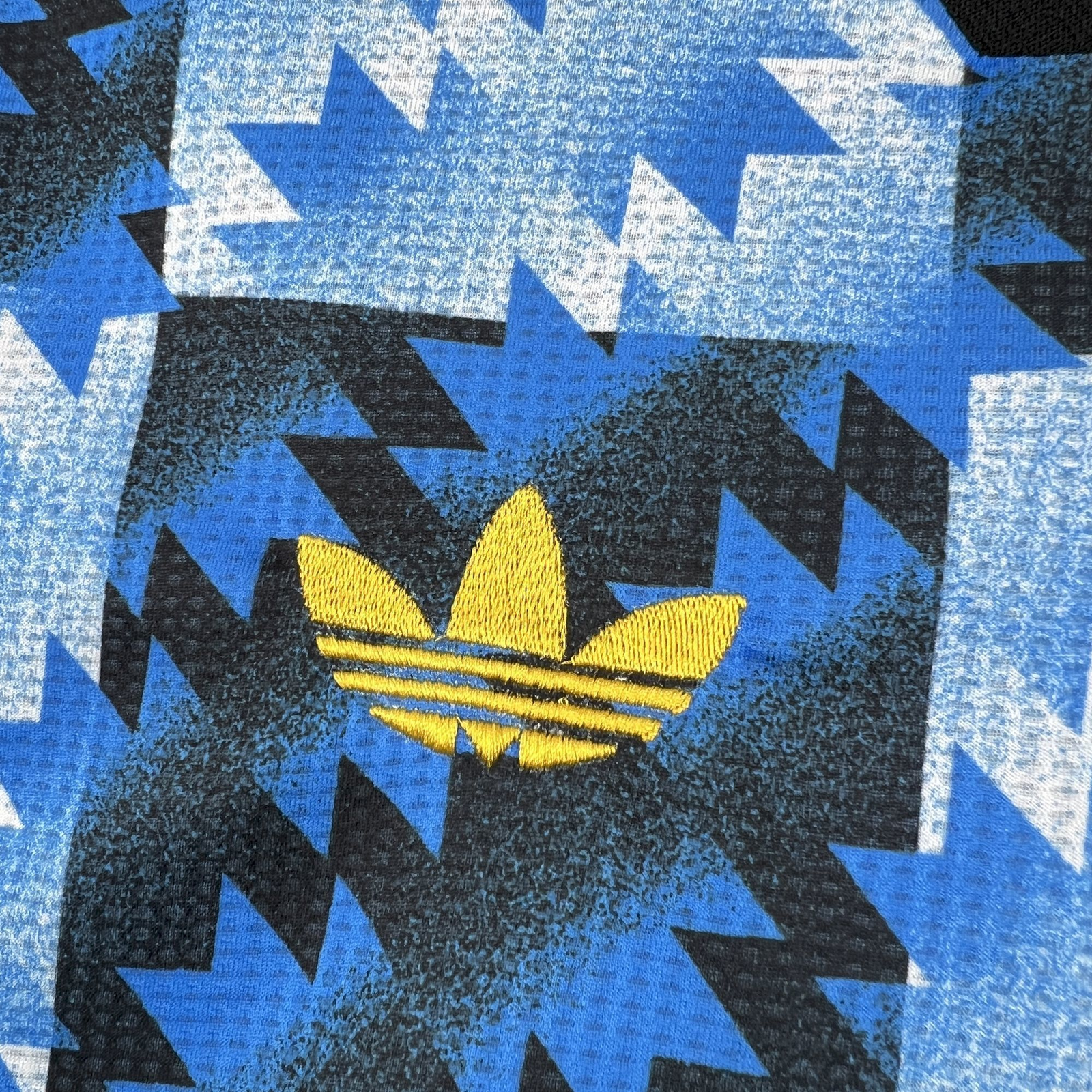 POLERA DE SALIDA MANCHESTER UNITED 25/26 VERSIÓN FAN - Imagen 4