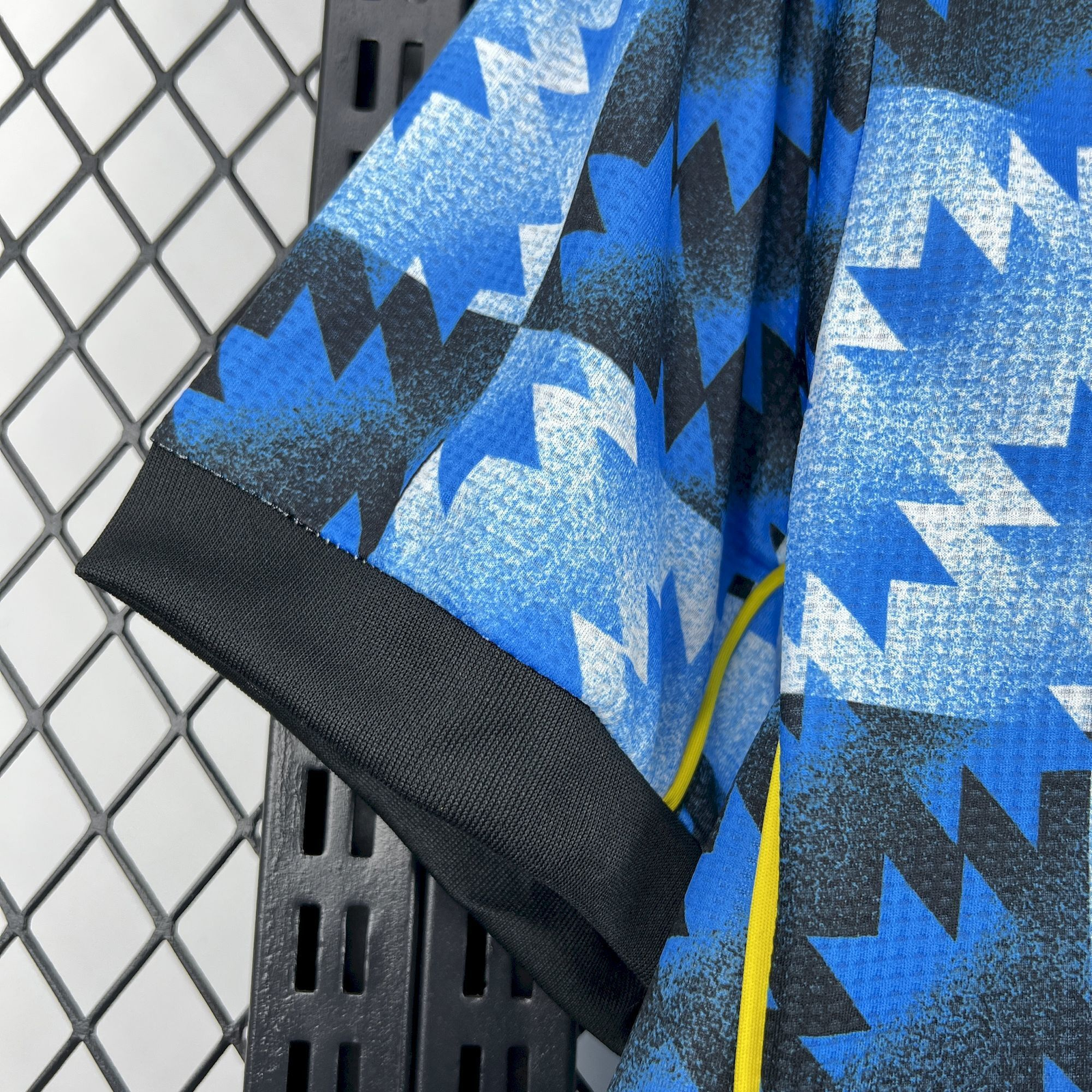 POLERA DE SALIDA MANCHESTER UNITED 25/26 VERSIÓN FAN - Imagen 2