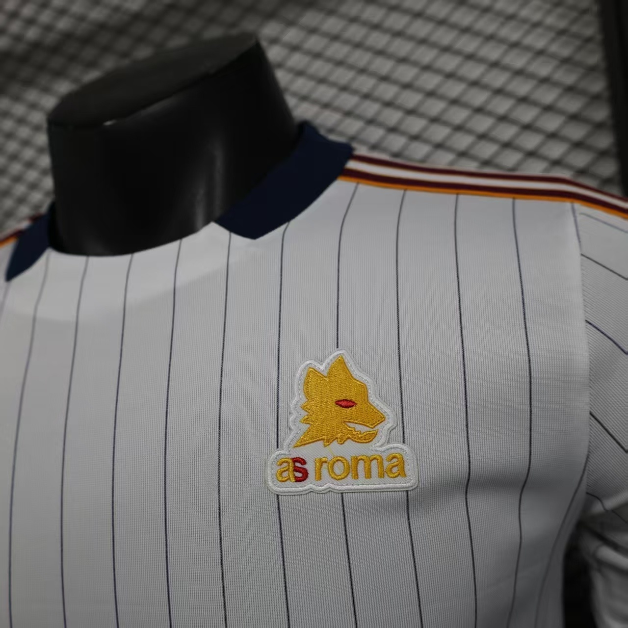 POLERA DE SALIDA AS ROMA 25/26 VERSIÓN JUGADOR - Imagen 4