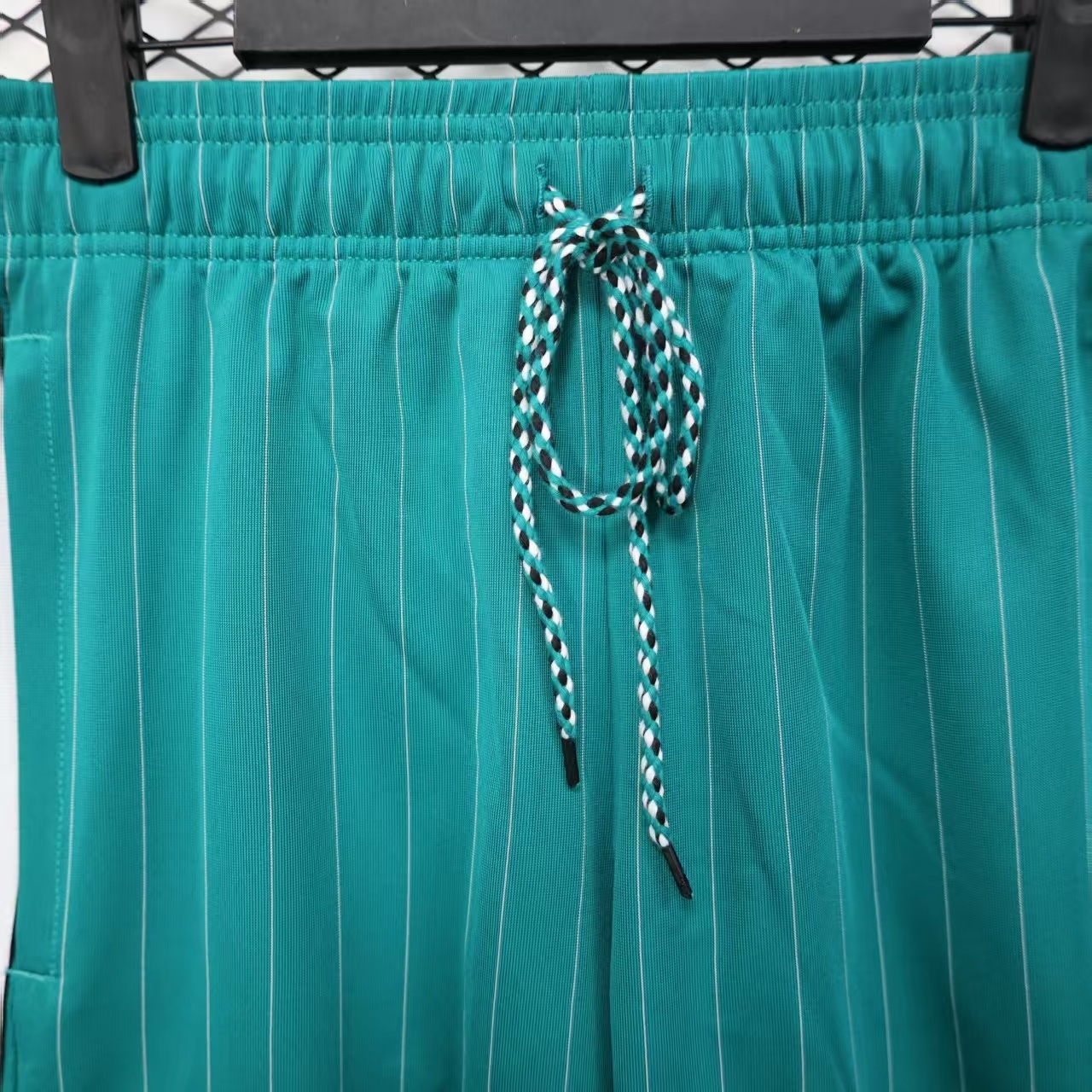 SHORTS EDICIÓN ESPECIAL LIVERPOOL 25/26 - Imagen 6