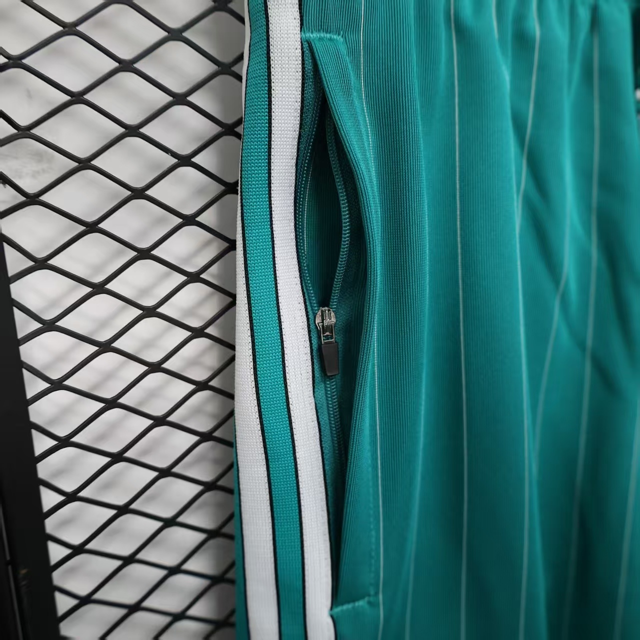 SHORTS EDICIÓN ESPECIAL LIVERPOOL 25/26 - Imagen 2