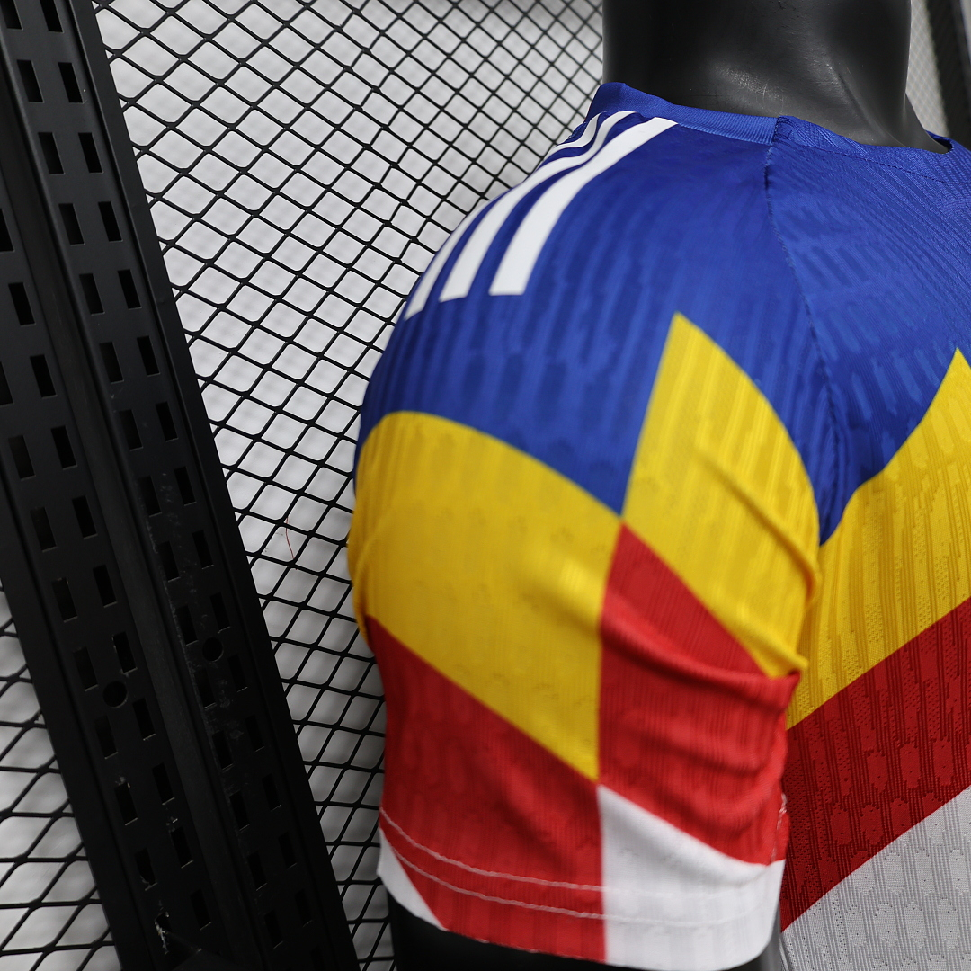 CAMISETA CONCEPTO RUMANÍA VERSIÓN JUGADOR - Imagen 4
