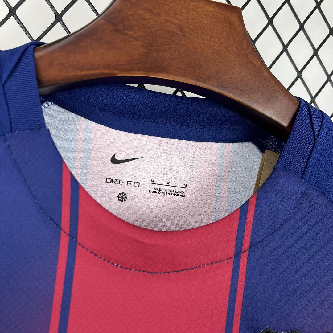 CAMISETA PRIMERA EQUIPACIÓN BARCELONA x OLIVIA RODRIGO 25/26 VERSIÓN FAN - Imagen 3