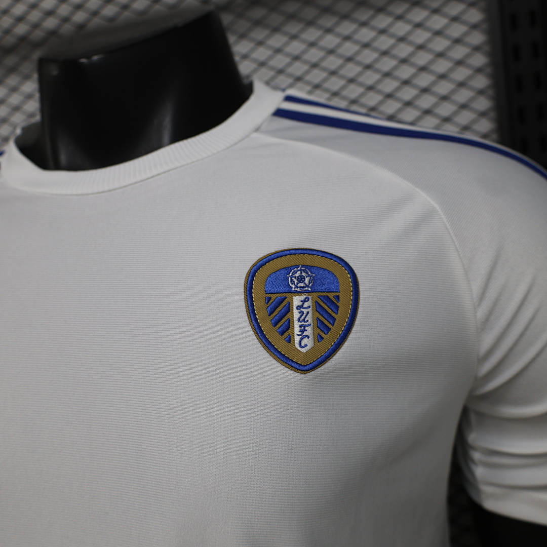 POLERA DE SALIDA LEEDS UNITED 25/26 VERSIÓN JUGADOR - Imagen 4